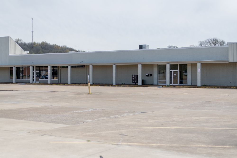 Brooklyn Shopping Center: 923-951 East College Street, Pulaski, TN 38478